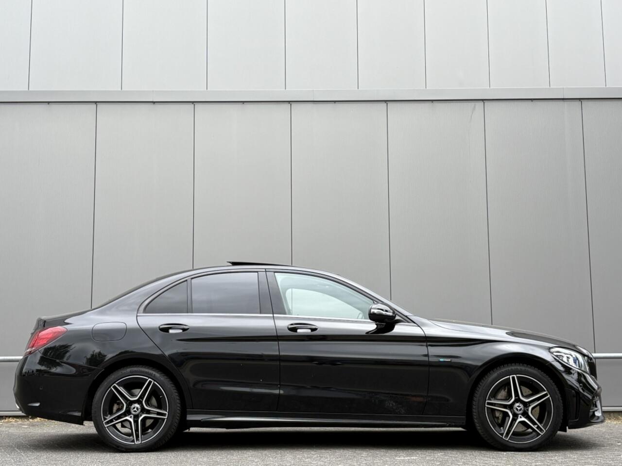 Mercedes-Benz C-KLASSE 300 e AMG - pano - camera - nap! - Apple CarPlay -