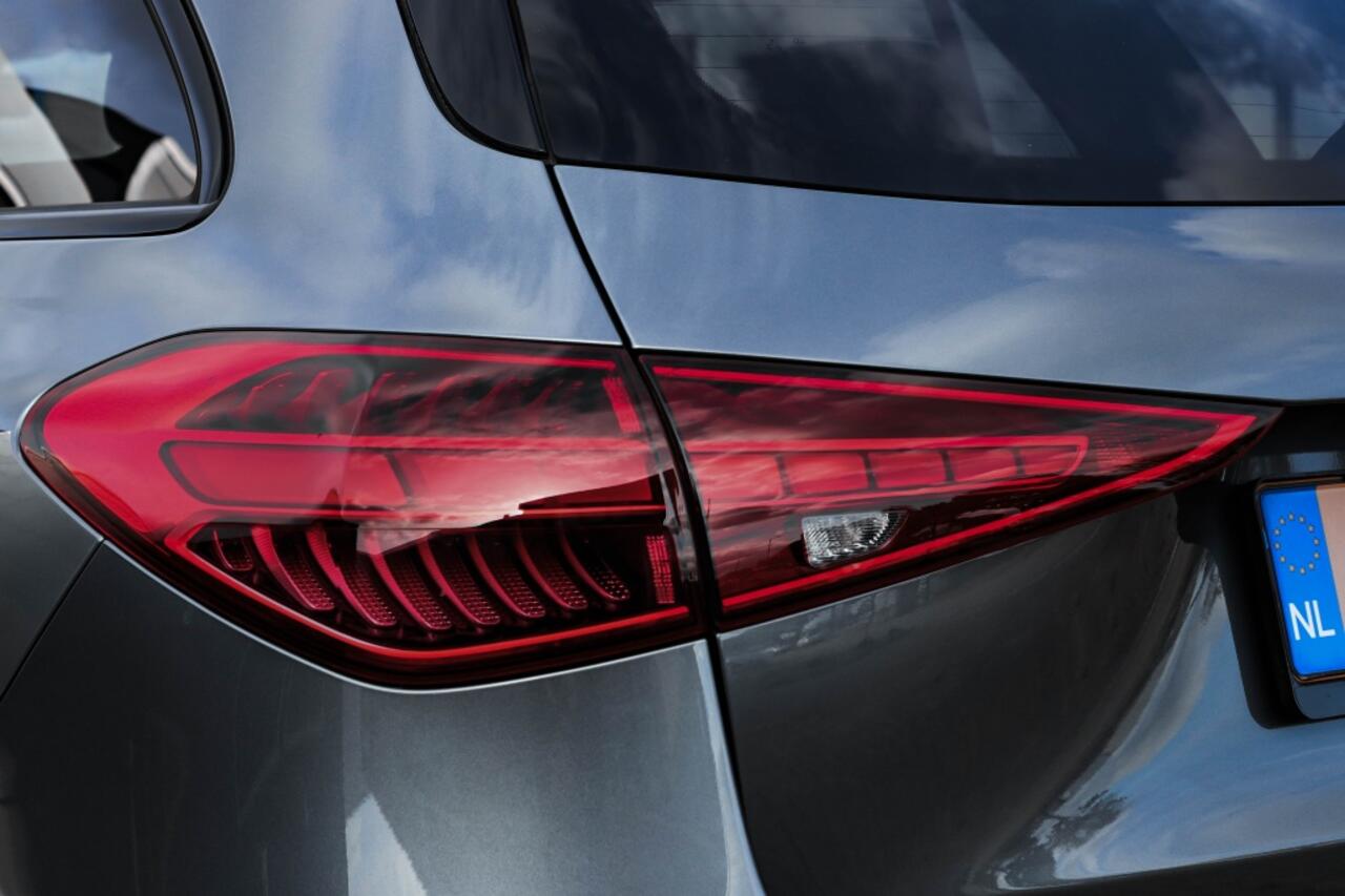 Mercedes-Benz C-KLASSE Estate 200 Edition AMG Line Panorama l Trekhaak l Bi Color Leder l Burm