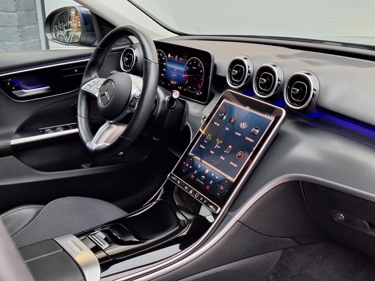 Mercedes-Benz C-KLASSE Estate 200 Launch Edition Luxury Line | Trekhaak | Rijassistentiepakket | Achteruitrijcamera | Sfeerverlichting | Stoelverwarming | Dodehoekassistentie | Elektrische achterklep