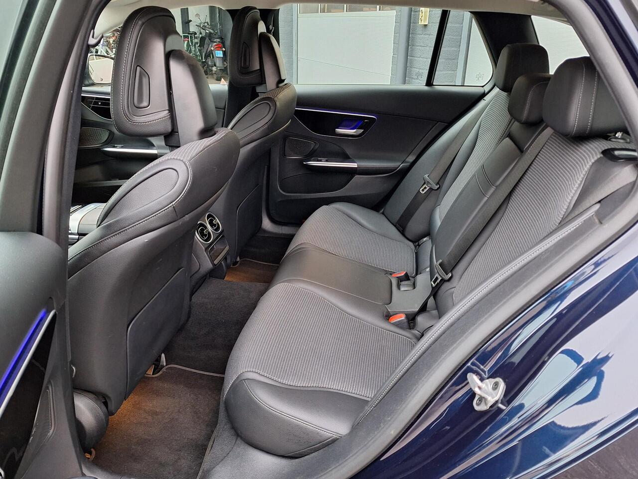 Mercedes-Benz C-KLASSE Estate 200 Launch Edition Luxury Line | Trekhaak | Rijassistentiepakket | Achteruitrijcamera | Sfeerverlichting | Stoelverwarming | Dodehoekassistentie | Elektrische achterklep