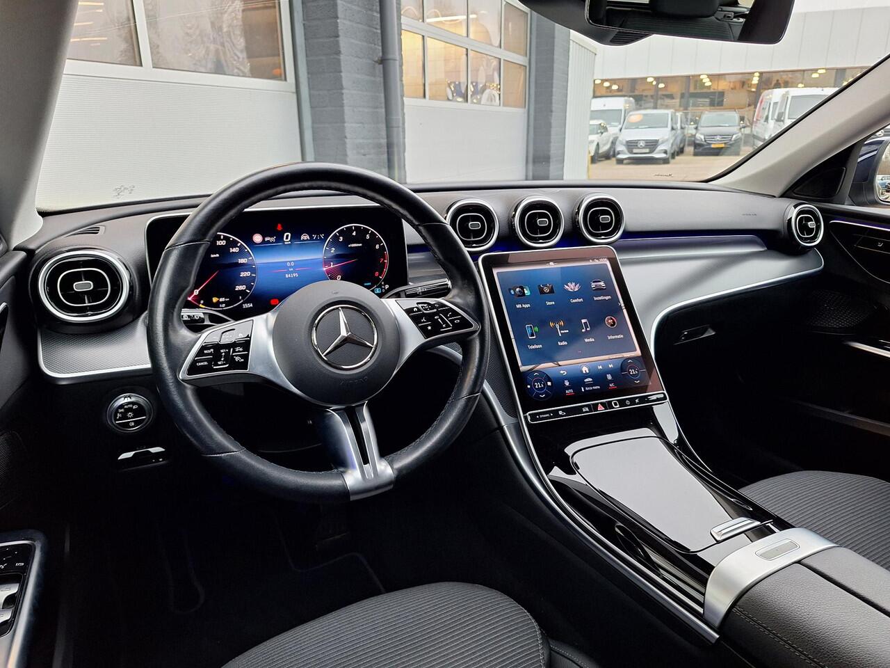 Mercedes-Benz C-KLASSE Estate 200 Launch Edition Luxury Line | Trekhaak | Rijassistentiepakket | Achteruitrijcamera | Sfeerverlichting | Stoelverwarming | Dodehoekassistentie | Elektrische achterklep