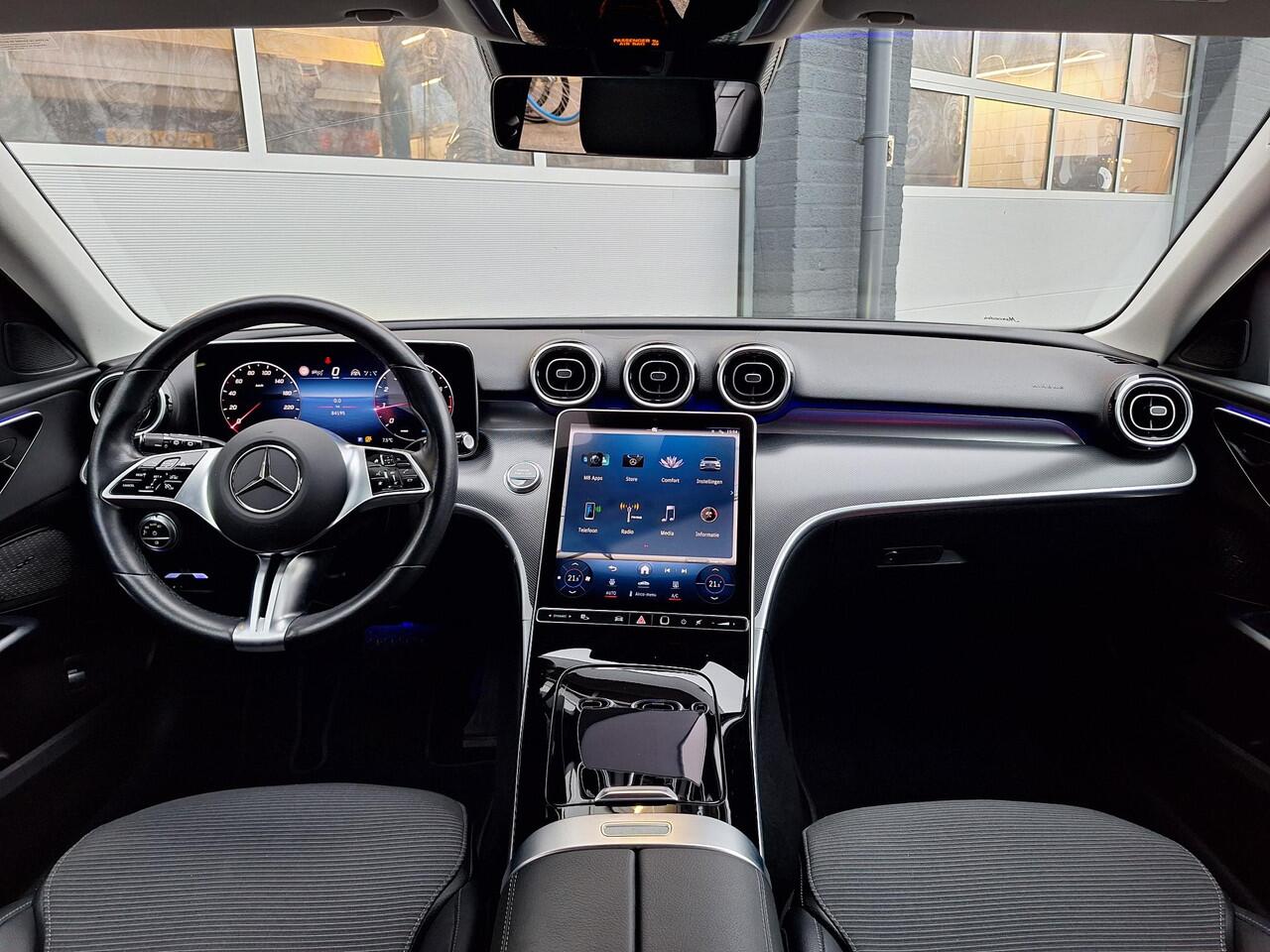 Mercedes-Benz C-KLASSE Estate 200 Launch Edition Luxury Line | Trekhaak | Rijassistentiepakket | Achteruitrijcamera | Sfeerverlichting | Stoelverwarming | Dodehoekassistentie | Elektrische achterklep