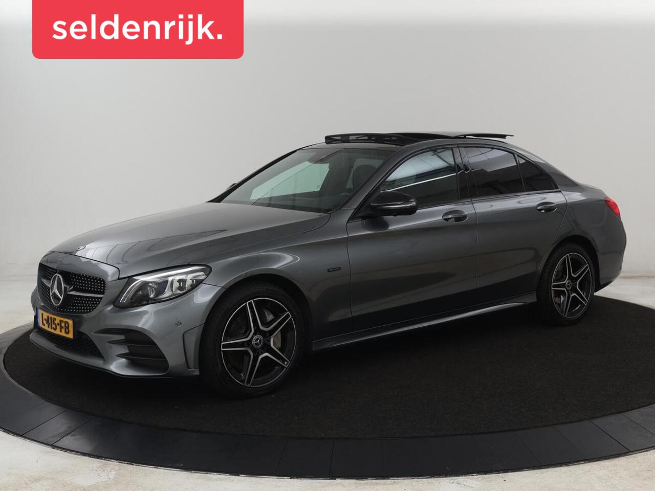 Mercedes-Benz C-KLASSE 300e AMG | Panoramadak | 360 Camera | Stoelverwarming | Leder/Alcantara | Carplay | Sfeerverlichting | Park Assist | Navigatie | Full LED | PHEV | Plug In