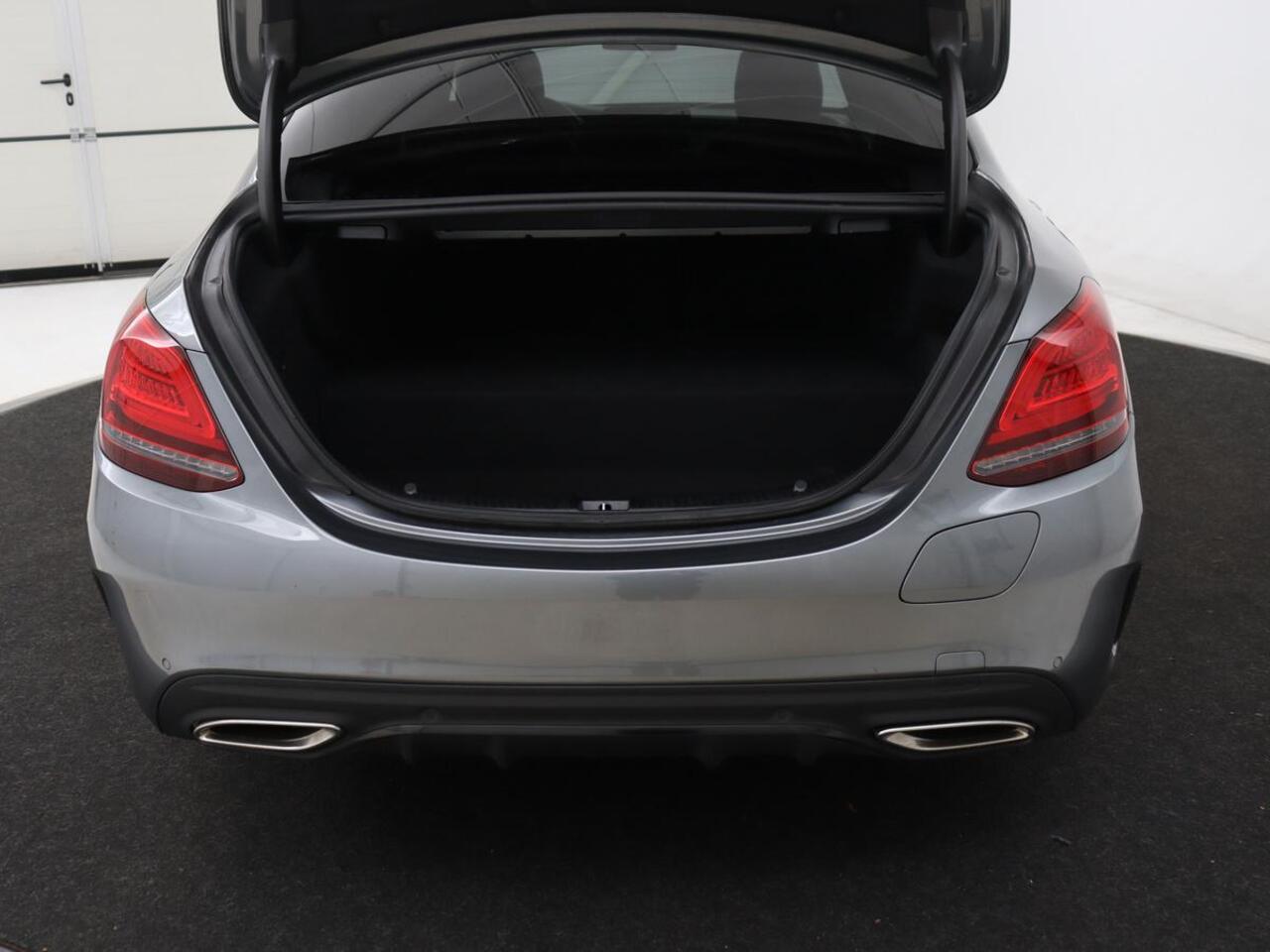 Mercedes-Benz C-KLASSE 300e AMG | Panoramadak | 360 Camera | Stoelverwarming | Leder/Alcantara | Carplay | Sfeerverlichting | Park Assist | Navigatie | Full LED | PHEV | Plug In