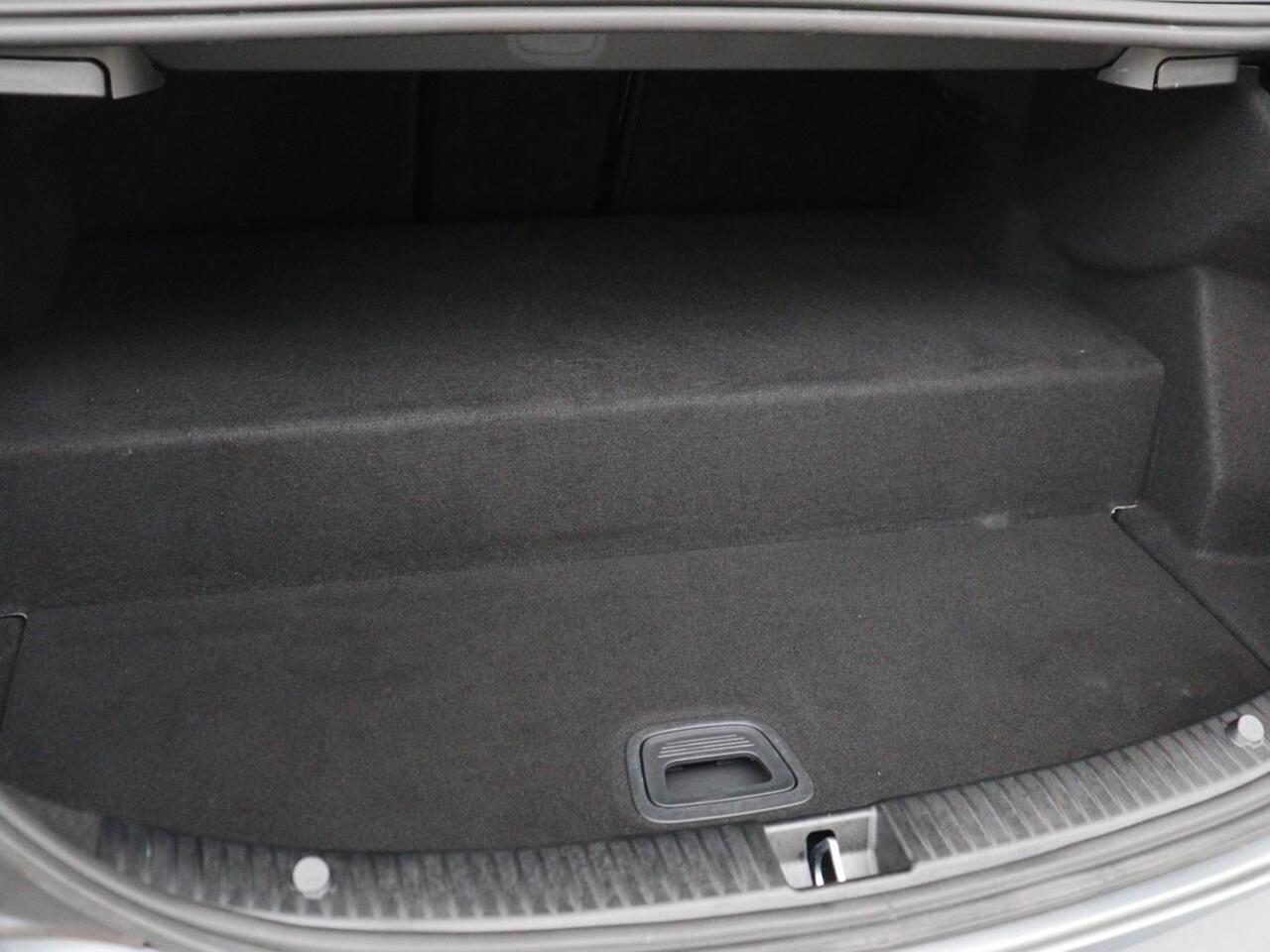 Mercedes-Benz C-KLASSE 300e AMG | Panoramadak | 360 Camera | Stoelverwarming | Leder/Alcantara | Carplay | Sfeerverlichting | Park Assist | Navigatie | Full LED | PHEV | Plug In