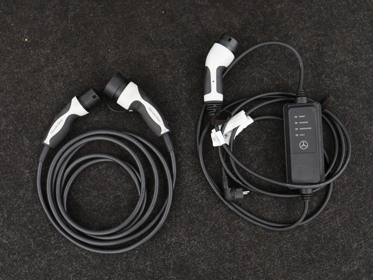 Mercedes-Benz C-KLASSE 300e AMG | Panoramadak | 360 Camera | Stoelverwarming | Leder/Alcantara | Carplay | Sfeerverlichting | Park Assist | Navigatie | Full LED | PHEV | Plug In