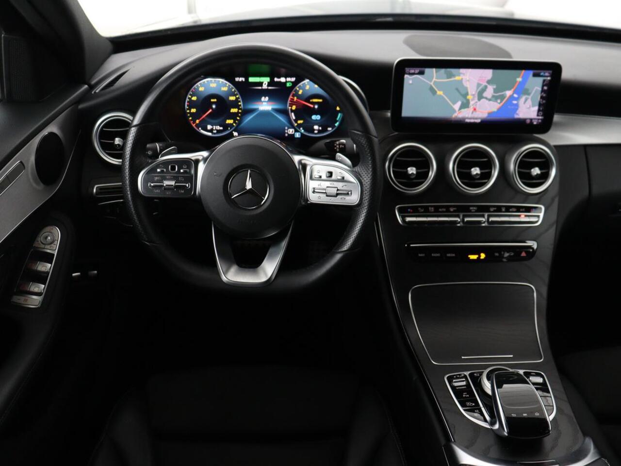 Mercedes-Benz C-KLASSE 300e AMG | Panoramadak | 360 Camera | Stoelverwarming | Leder/Alcantara | Carplay | Sfeerverlichting | Park Assist | Navigatie | Full LED | PHEV | Plug In