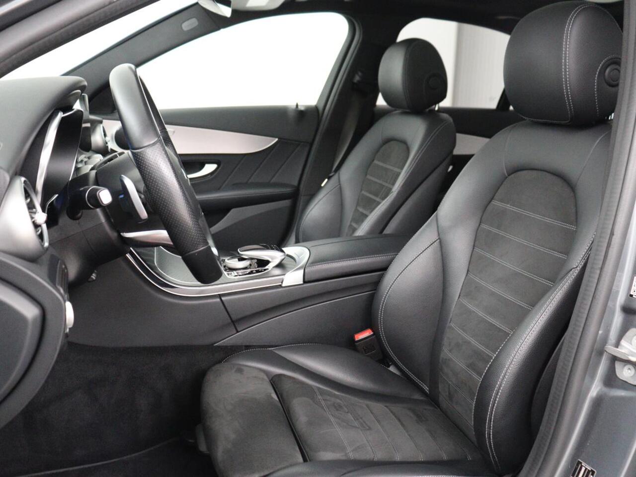 Mercedes-Benz C-KLASSE 300e AMG | Panoramadak | 360 Camera | Stoelverwarming | Leder/Alcantara | Carplay | Sfeerverlichting | Park Assist | Navigatie | Full LED | PHEV | Plug In