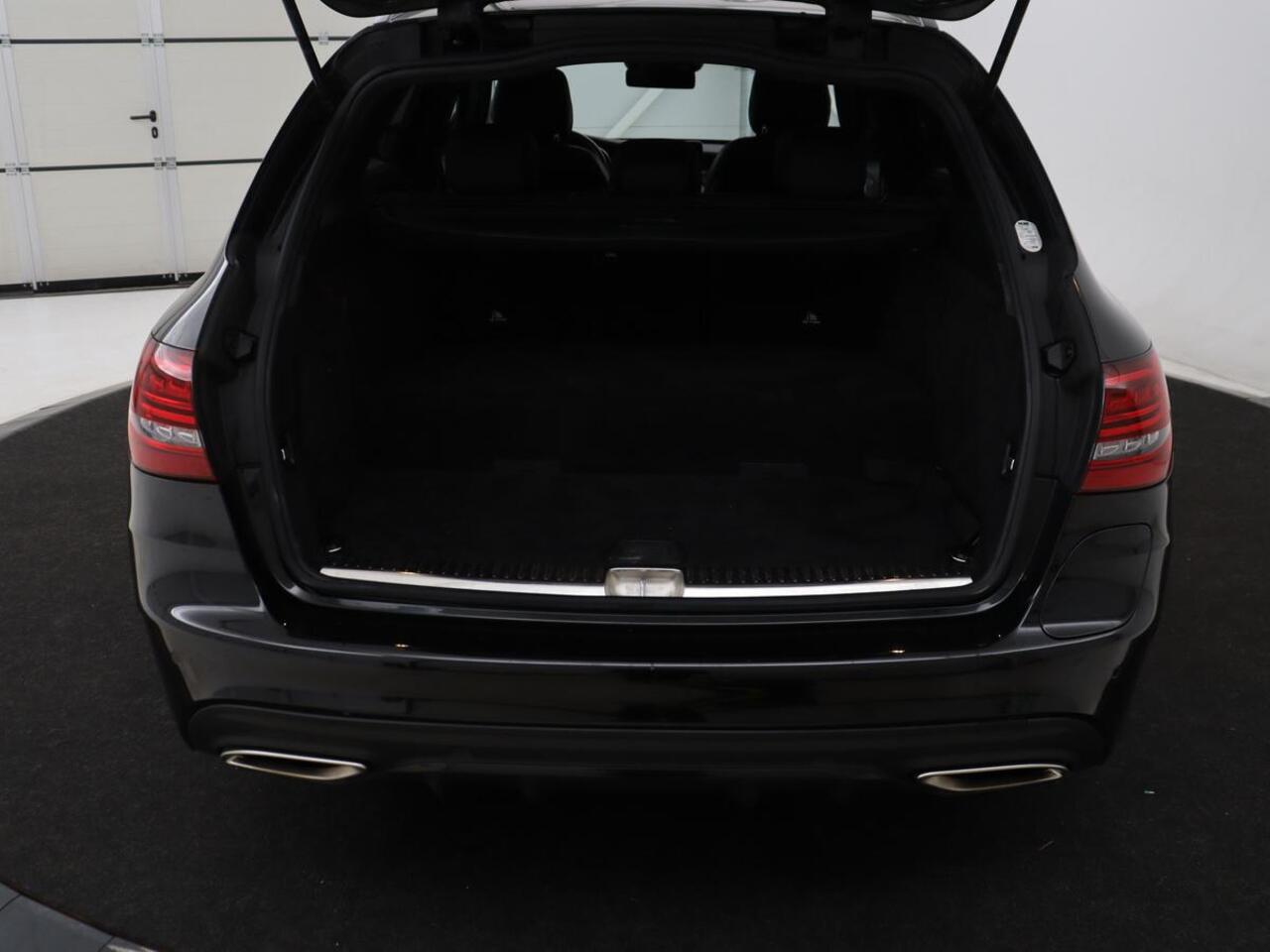 Mercedes-Benz C-KLASSE 300e AMG Limited | SOH 91% | Panoramadak | 360 Camera | Stoelverwarming | Trekhaak | Carplay | Leder/Alcantara | Sfeerverlichting | Navigatie | Cruise control | Park Assist |
