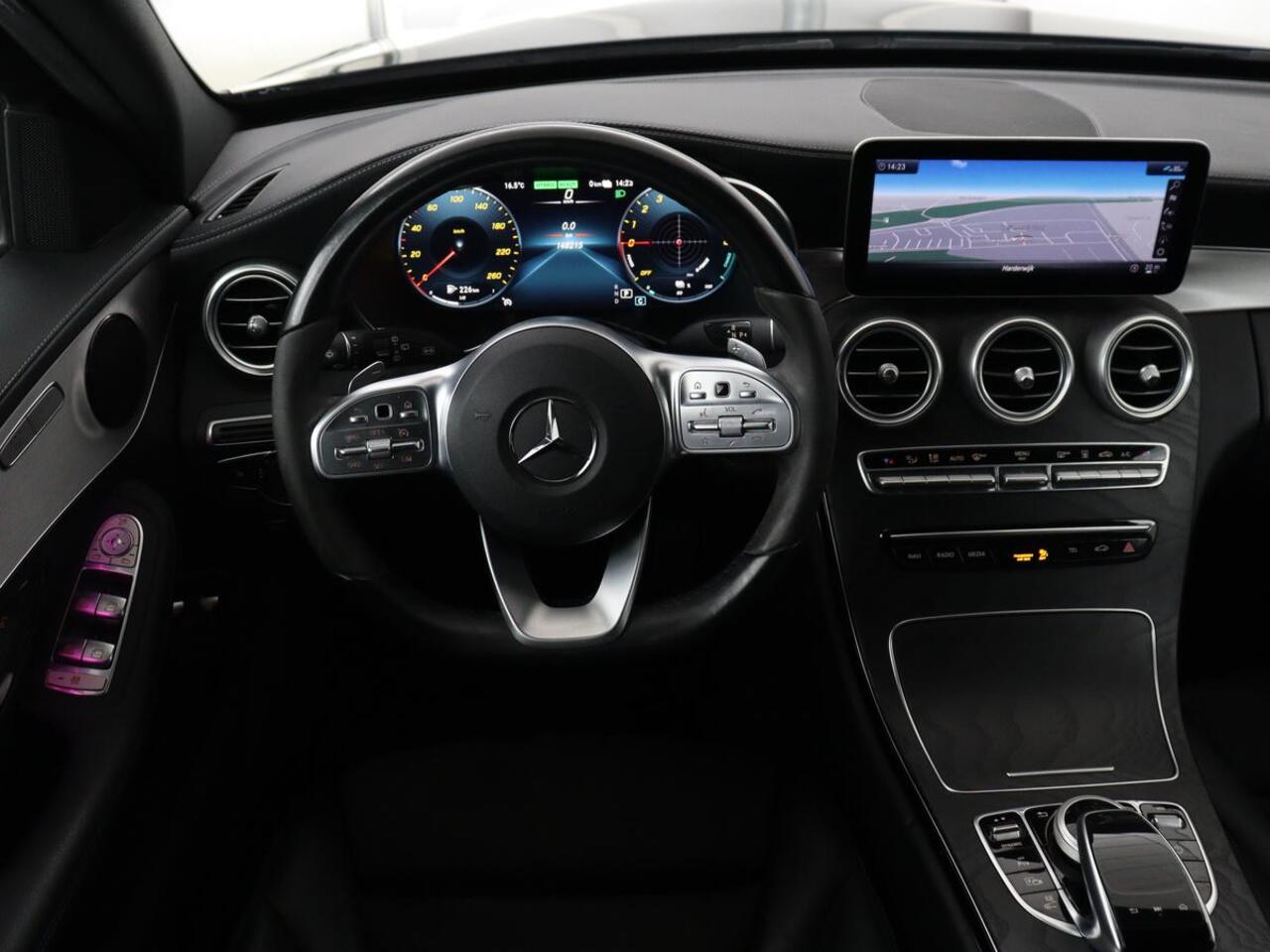 Mercedes-Benz C-KLASSE 300e AMG Limited | SOH 91% | Panoramadak | 360 Camera | Stoelverwarming | Trekhaak | Carplay | Leder/Alcantara | Sfeerverlichting | Navigatie | Cruise control | Park Assist |