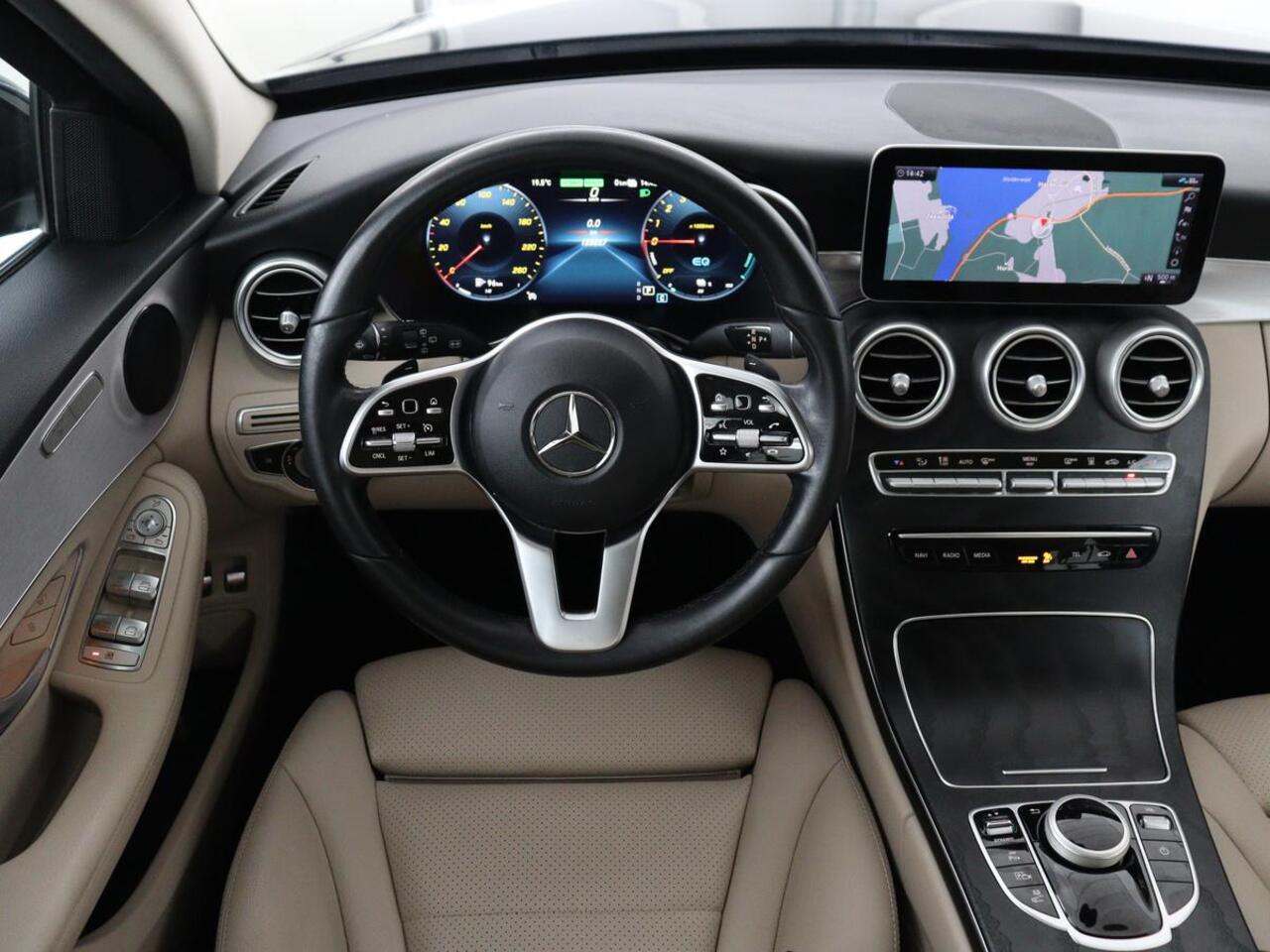 Mercedes-Benz C-KLASSE 300e Business Solution Luxury | SOH 95% | Leder | Stoelverwarming | Camera | Digital Cockpit | Park Assist | Navigatie | Full LED | Cruise control | Bluetooth | Climate control | PHEV | Plug In