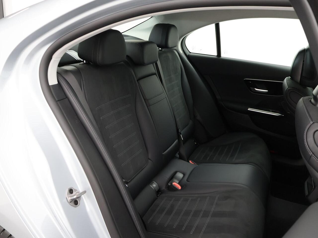 Mercedes-Benz C-KLASSE 180 AMG LINE SEDAN + SFEERVERLICHTING | CAMERA | STOELVERW.