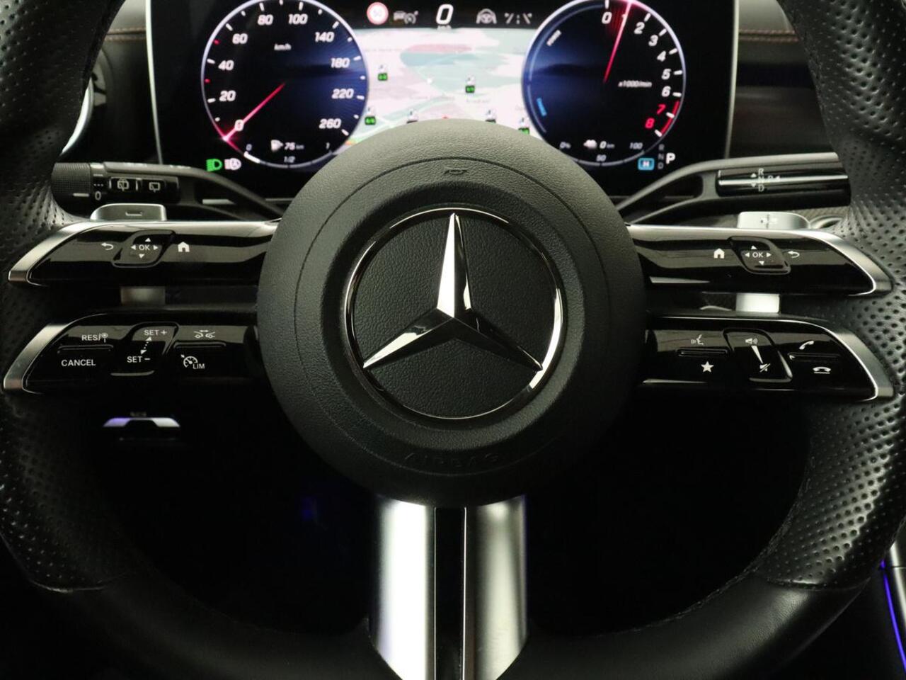 Mercedes-Benz C-KLASSE 300e AMG Line | Panoramadak | Trekhaak | 360 Camera | Leder | Stoelverwarming | Adaptive cruise | Memory | Sfeerverlichting | PHEV | Plug In