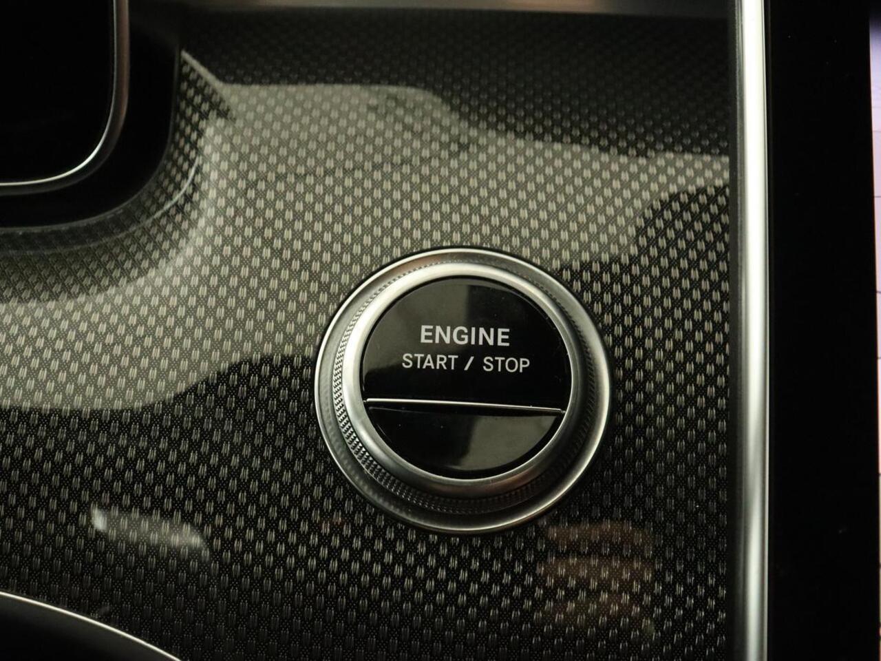 Mercedes-Benz C-KLASSE 300e AMG Line | Panoramadak | Trekhaak | 360 Camera | Leder | Stoelverwarming | Adaptive cruise | Memory | Sfeerverlichting | PHEV | Plug In