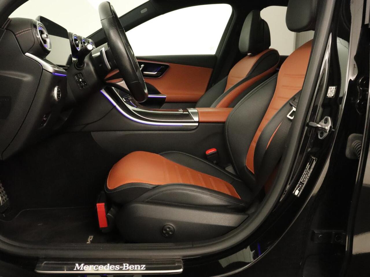 Mercedes-Benz C-KLASSE 300e AMG Line | Panoramadak | Trekhaak | 360 Camera | Leder | Stoelverwarming | Adaptive cruise | Memory | Sfeerverlichting | PHEV | Plug In