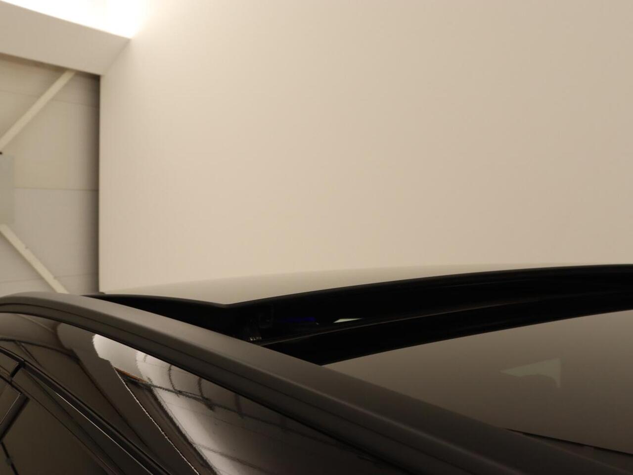 Mercedes-Benz C-KLASSE 300e AMG Line | Panoramadak | Trekhaak | 360 Camera | Leder | Stoelverwarming | Adaptive cruise | Memory | Sfeerverlichting | PHEV | Plug In