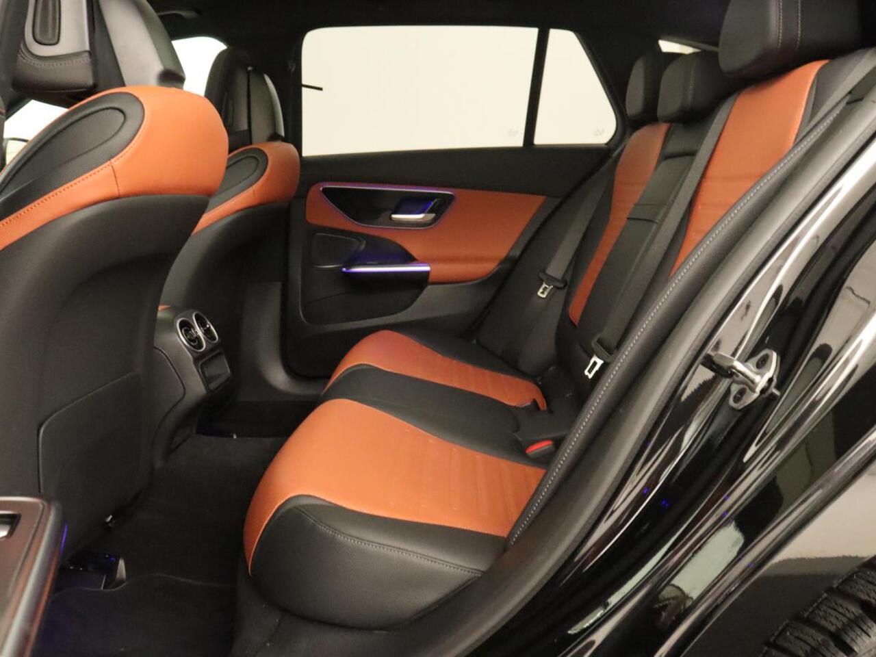 Mercedes-Benz C-KLASSE 300e AMG Line | Panoramadak | Trekhaak | 360 Camera | Leder | Stoelverwarming | Adaptive cruise | Memory | Sfeerverlichting | PHEV | Plug In