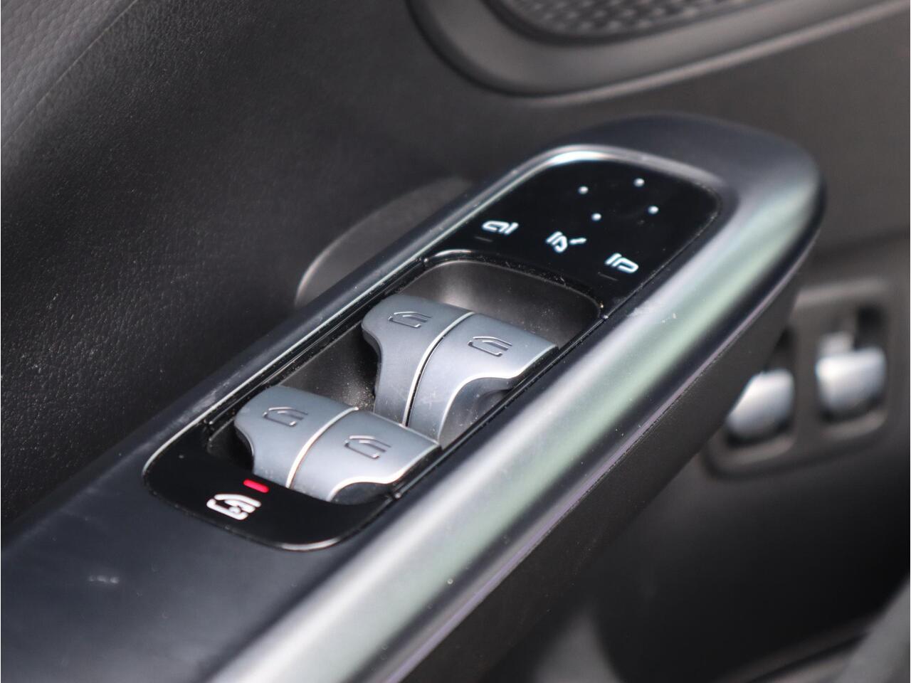 Mercedes-Benz C-KLASSE Estate 300 e AMG Line | Panoramadak | Navigatie | Camera | LED | Automaat