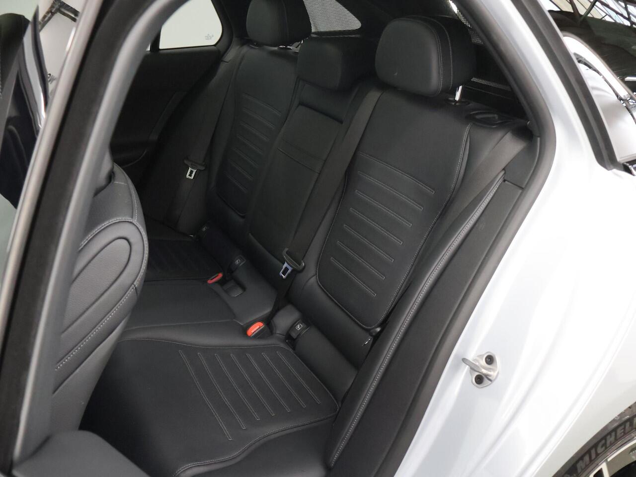 Mercedes-Benz C-KLASSE Estate 300 e AMG Line | Night | Panoramadak | Stoelverwarming | Achteruitrijcamera |