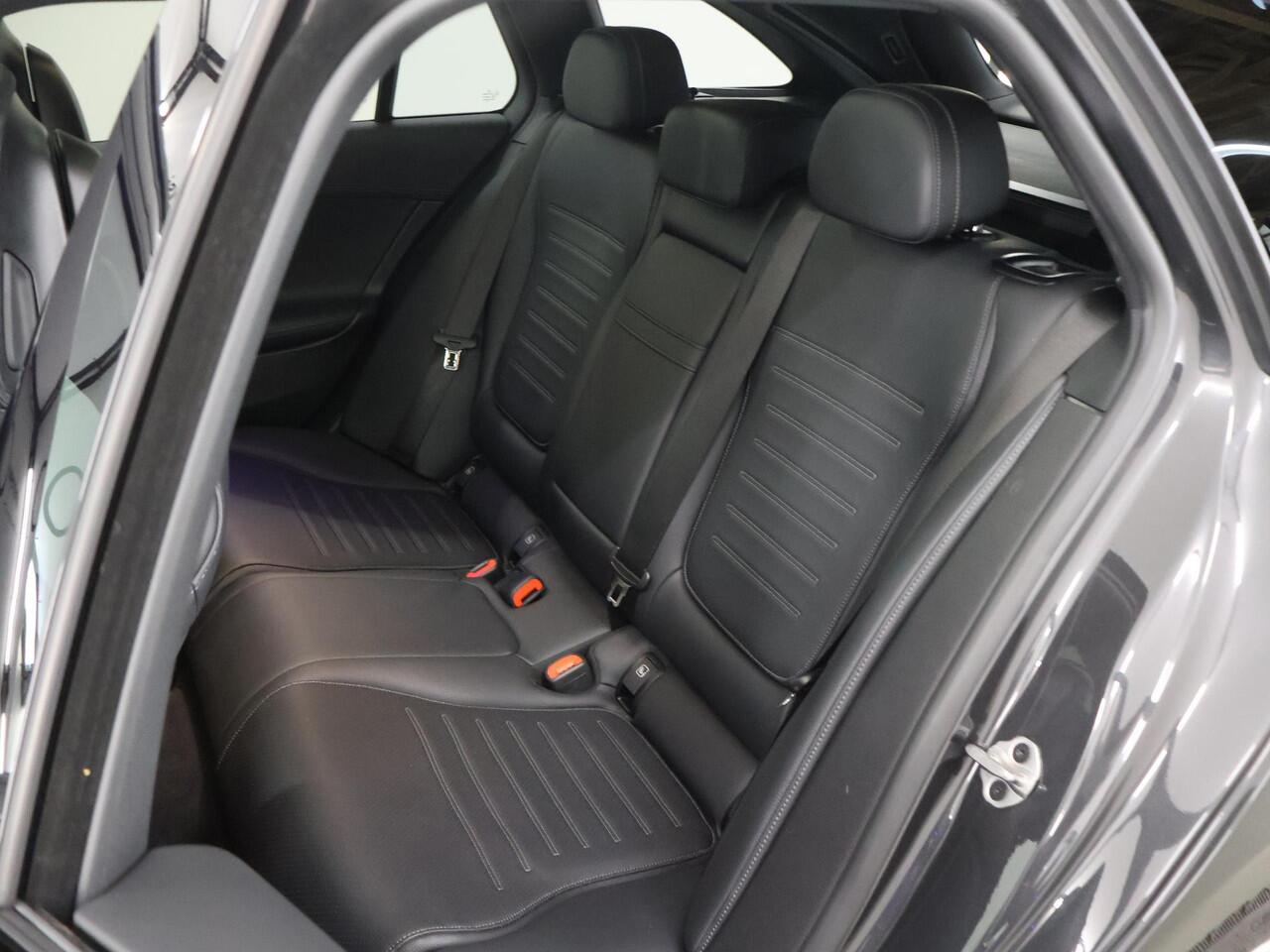 Mercedes-Benz C-KLASSE Estate 180 AMG Line | Night | Panoramadak | Multispaaks AMG velgen | Rijassistentiepakket Plus | Stoelverwarming |