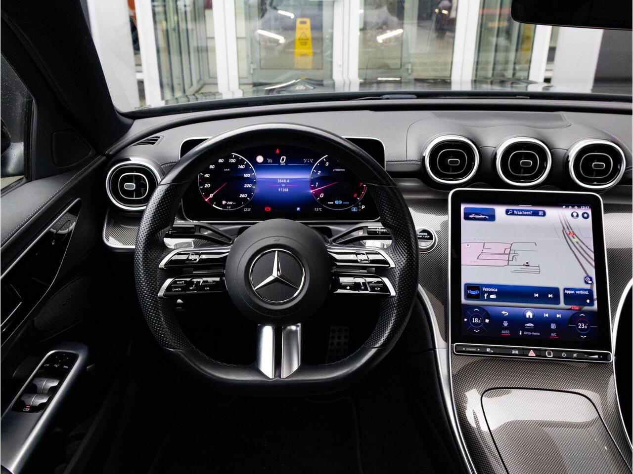 Mercedes-Benz C-KLASSE 200 Launch Edition AMG Line | Pano-dak | 19" | LED | NL auto |