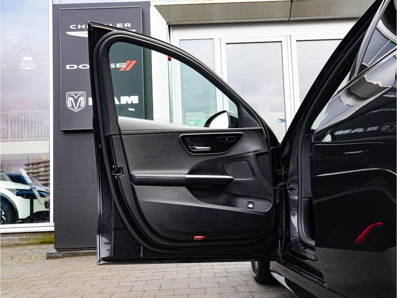 Mercedes-Benz C-KLASSE 200 Launch Edition AMG Line | Pano-dak | 19" | LED | NL auto |