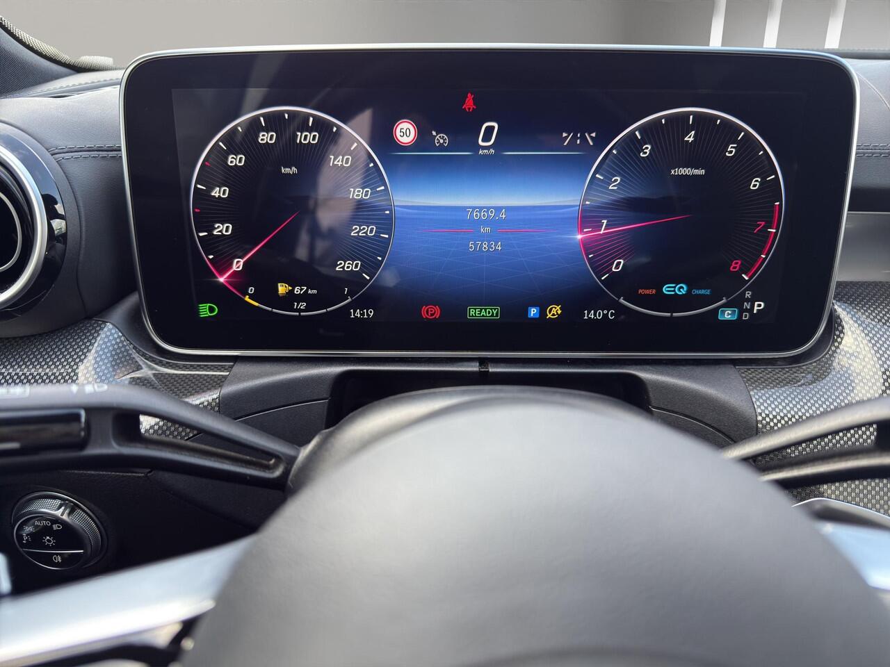 Mercedes-Benz C-KLASSE 180 AMG Line | 19"| Panoramadak | Camera | Keyless | Led | Sfeer |