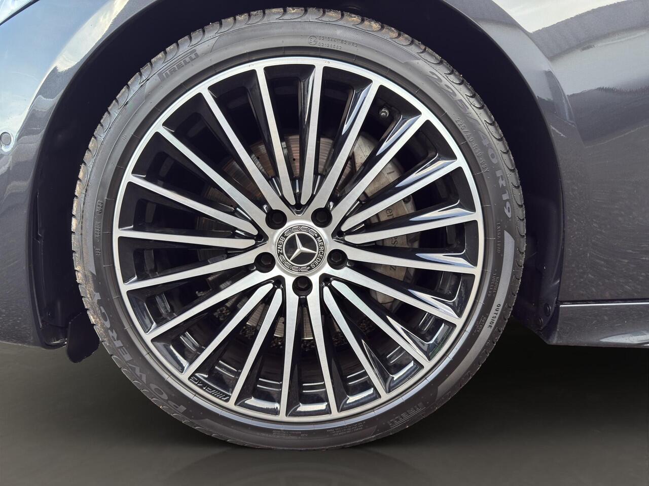 Mercedes-Benz C-KLASSE 180 AMG Line | 19"| Panoramadak | Camera | Keyless | Led | Sfeer |