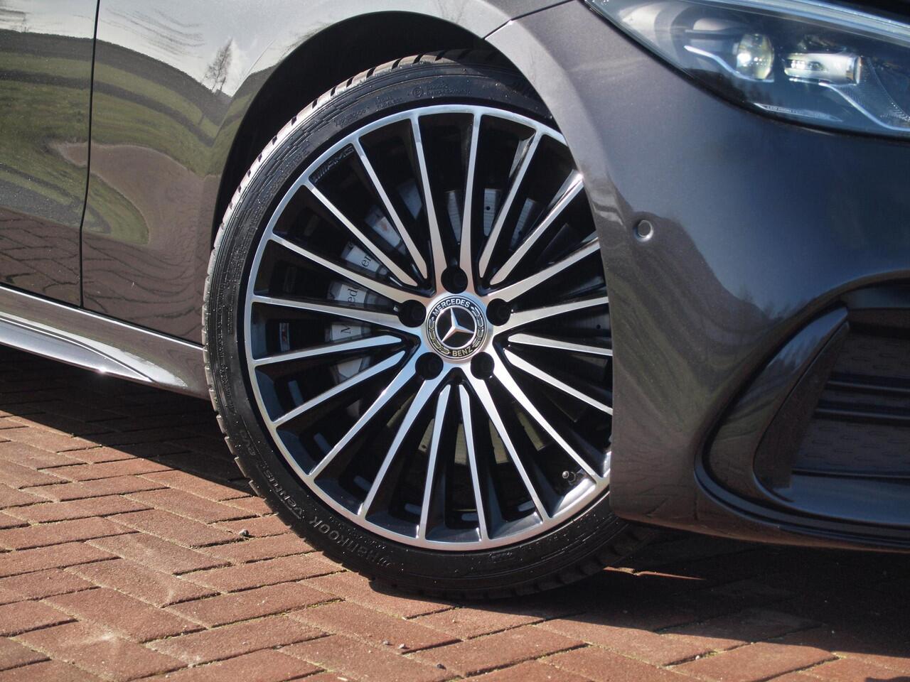 Mercedes-Benz C-KLASSE 180 AMG Line | AMG-Pakket | Panoramadak | Camera | Sfeerverlichting | Burmester | NL-Auto |