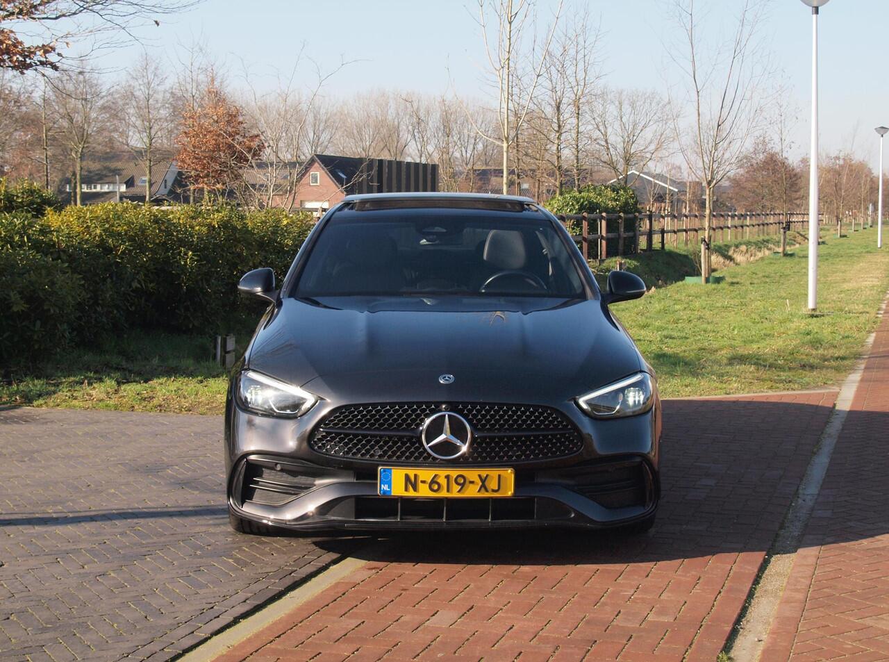 Mercedes-Benz C-KLASSE 180 AMG Line | AMG-Pakket | Panoramadak | Camera | Sfeerverlichting | Burmester | NL-Auto |