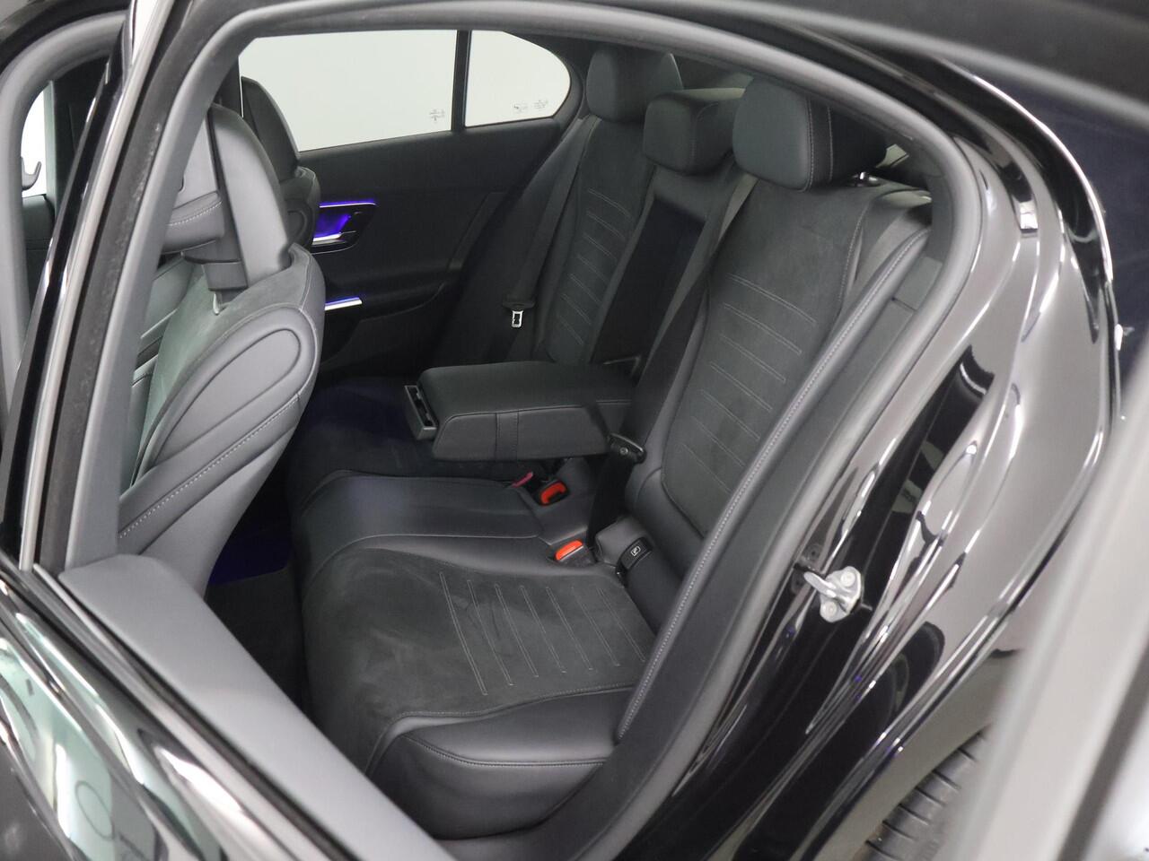 Mercedes-Benz C-KLASSE 180 AMG Line | Night | Panoramadak | Stoelverwarming | Achteruitrijcamera | 19" lichtmetalen velgen |