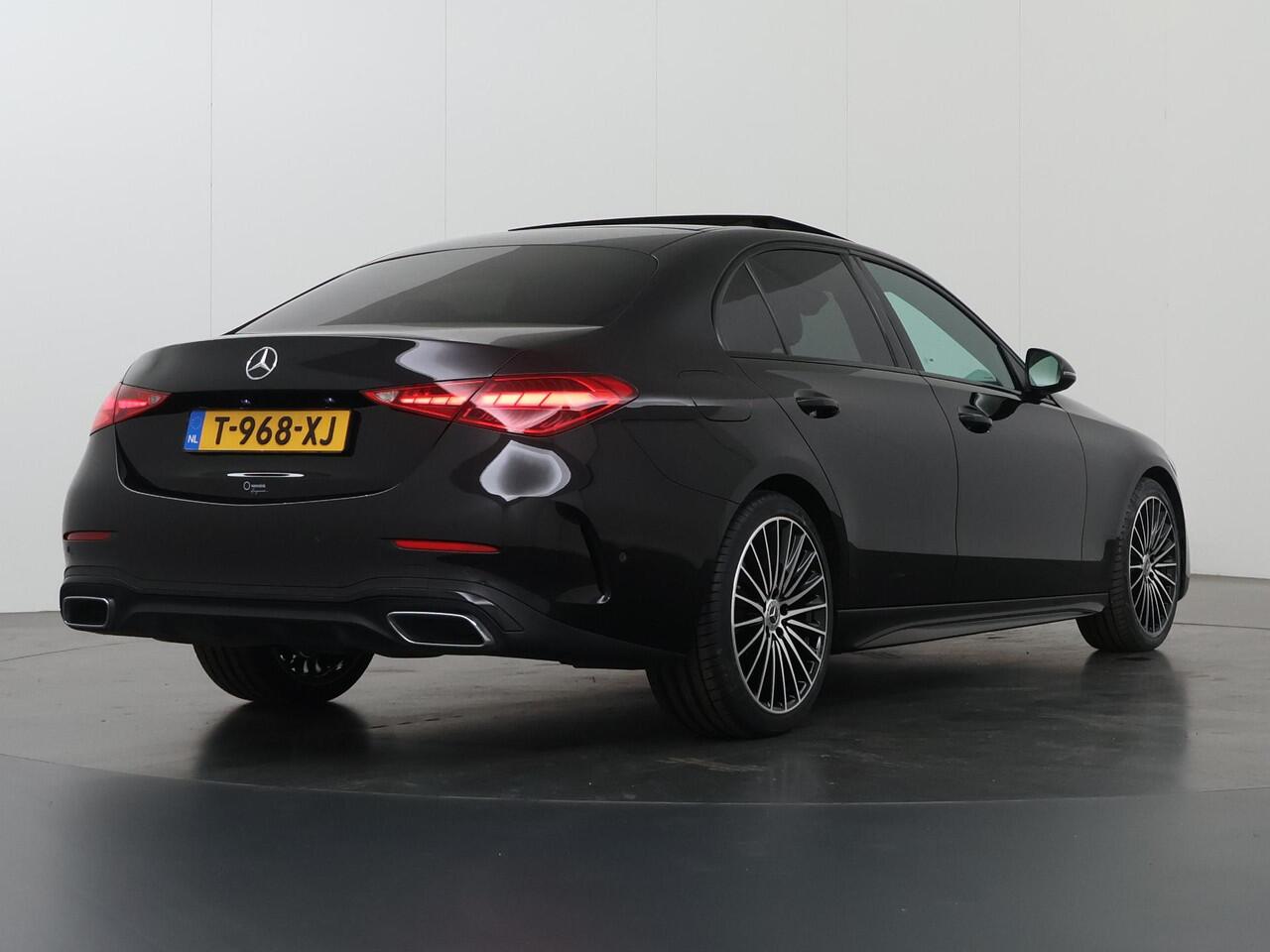 Mercedes-Benz C-KLASSE 180 AMG Line | Night | Panoramadak | Stoelverwarming | Achteruitrijcamera | 19" lichtmetalen velgen |