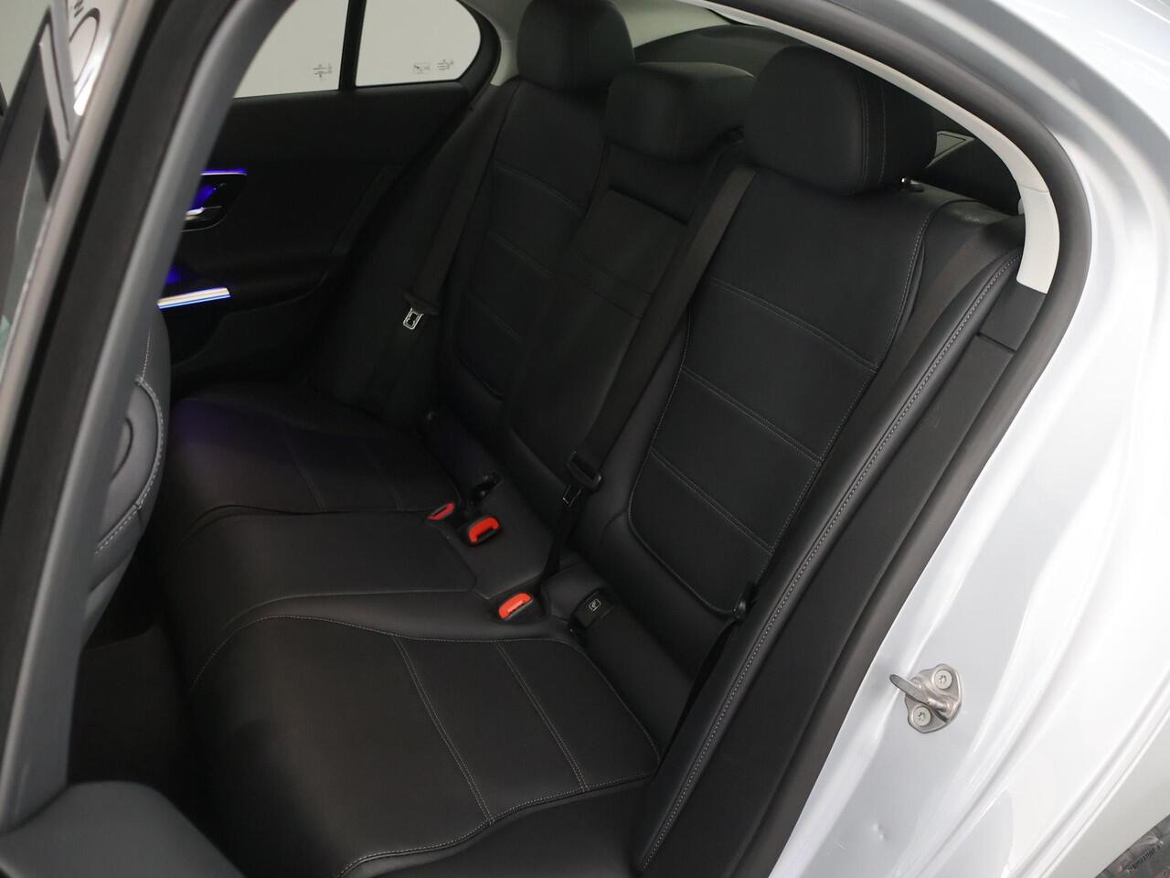 Mercedes-Benz C-KLASSE 180 AMG Line | Panoramadak | Trekhaak | 360 graden camera |