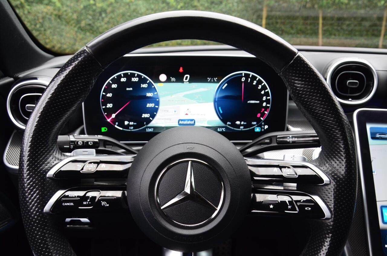 Mercedes-Benz C-KLASSE Estate 300 e AMG Line Automaat/Navi/Pdc/Ecc/Burmester 3D Surround Sound systeem/Rondomzicht camera/Stoelverwarming/Elektrisch verstelbare stoelen/Privacy-Glass/18-Inch Lmv