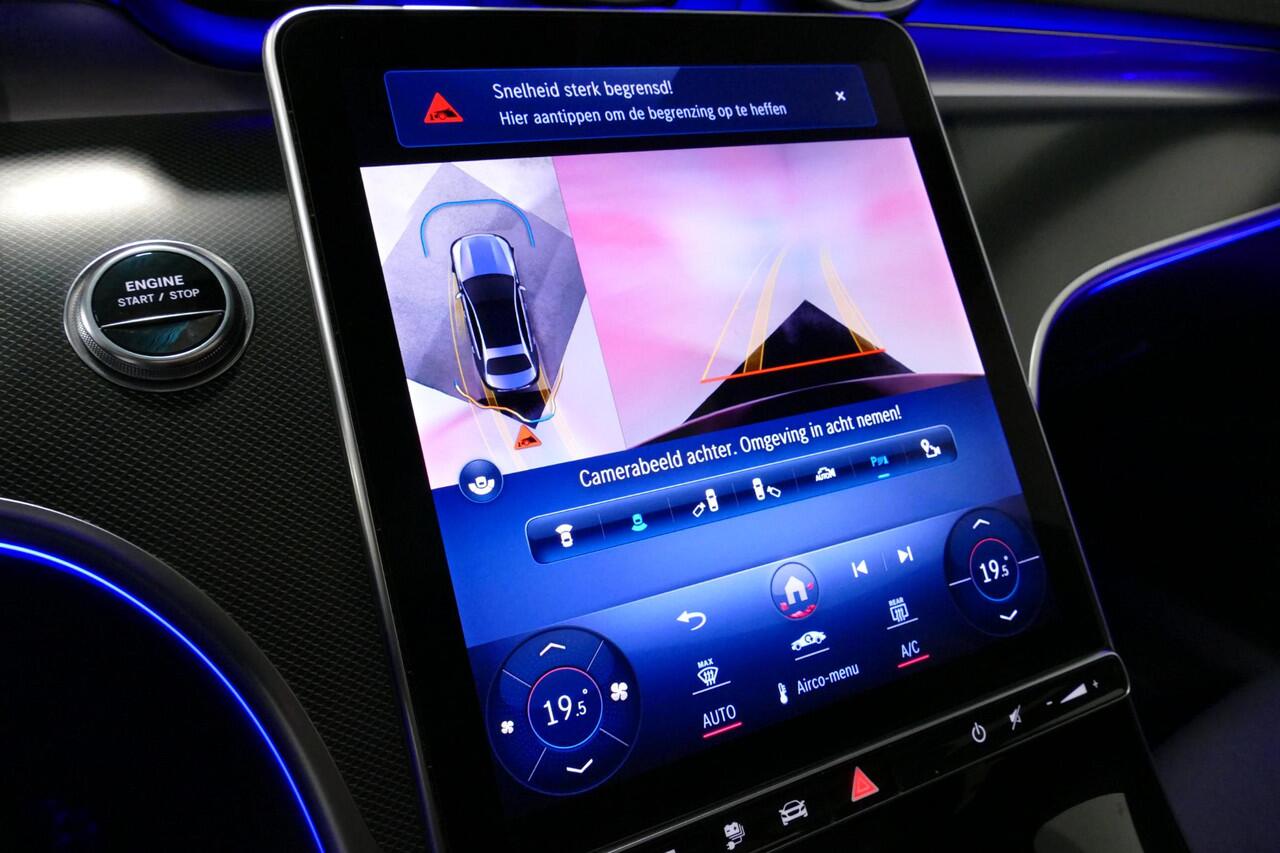 Mercedes-Benz C-KLASSE 300 e AMG Line / C63S AMG Diffuser / Panamericana Grill / Panoramadak / Digital Light (Laser) / Ambienteverlichting / Rondomzichtcamera / Apple Carplay - Android Auto / Stoelverwarming / Lederen bekleding / Stuurwiel verwarming / Dodehoek detectie / 20'' 