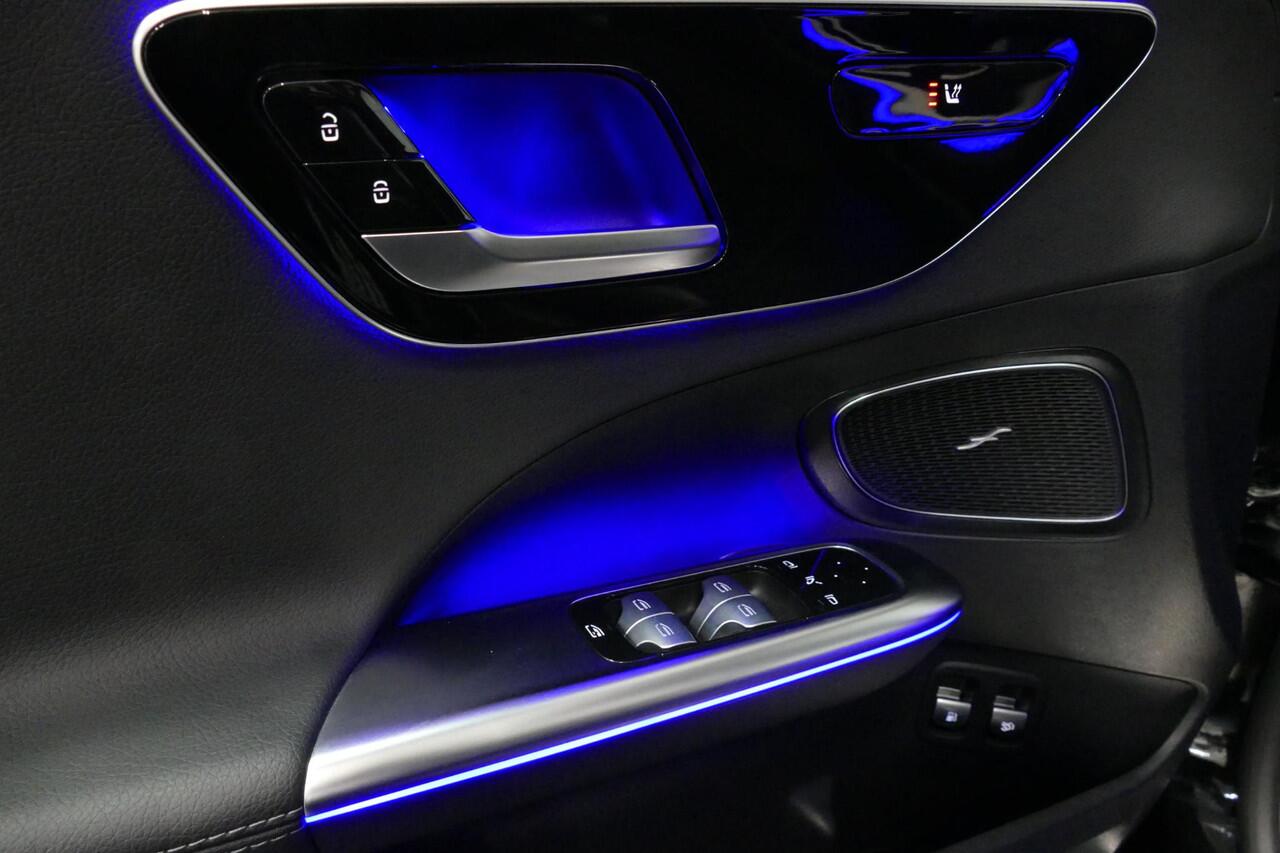 Mercedes-Benz C-KLASSE 300 e AMG Line / C63S AMG Diffuser / Panamericana Grill / Panoramadak / Digital Light (Laser) / Ambienteverlichting / Rondomzichtcamera / Apple Carplay - Android Auto / Stoelverwarming / Lederen bekleding / Stuurwiel verwarming / Dodehoek detectie / 20'' 
