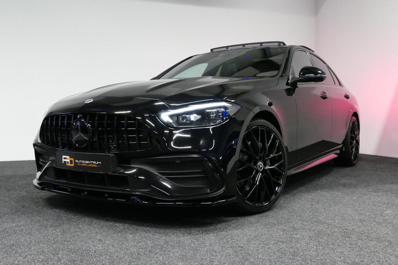 Mercedes-Benz C-KLASSE 300 e AMG Line / C63S AMG Diffuser / Panamericana Grill / Panoramadak / Digital Light (Laser) / Ambienteverlichting / Rondomzichtcamera / Apple Carplay - Android Auto / Stoelverwarming / Lederen bekleding / Stuurwiel verwarming / Dodehoek detectie / 20'' 
