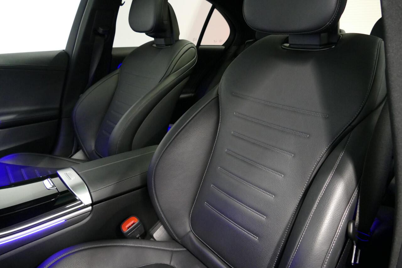 Mercedes-Benz C-KLASSE 300 e AMG Line / C63S AMG Diffuser / Panamericana Grill / Panoramadak / Digital Light (Laser) / Ambienteverlichting / Rondomzichtcamera / Apple Carplay - Android Auto / Stoelverwarming / Lederen bekleding / Stuurwiel verwarming / Dodehoek detectie / 20'' 
