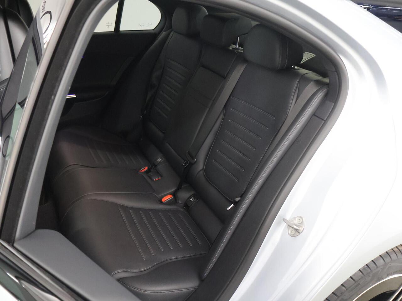 Mercedes-Benz C-KLASSE 300 e AMG Line | Night | Trekhaak | Sfeerverlichting | Stoelverwarming |