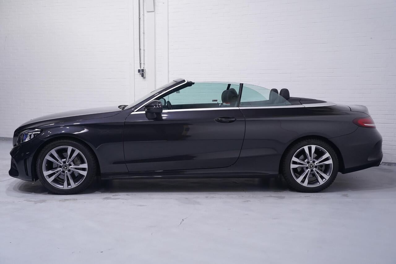 Mercedes-Benz C-KLASSE Cabrio 180 AMG Line AMG Styling Camera lederen-bekleding Apple Carplay digi-dashboard 18"-lmv spoorpakket windscherm nekwarmer keyless-start led-verlichting DAB-ontvangst PDC v+a cruise-controle