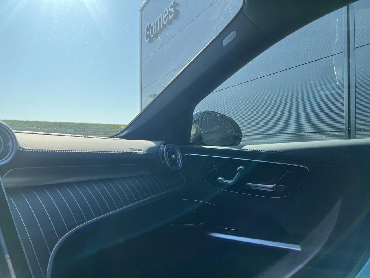 Mercedes-Benz C-KLASSE 300 e | AMG Line | Panoramadak | Trekhaak | Premium Plus | Night Pakket | Winter Pakket | Elektrisch Verstelbare Stoelen + Memory | Head-up Display | 360° Camera | Dodehoekassistent | Stuurverwarming | Stoelverwarming | Sfeerverlichting