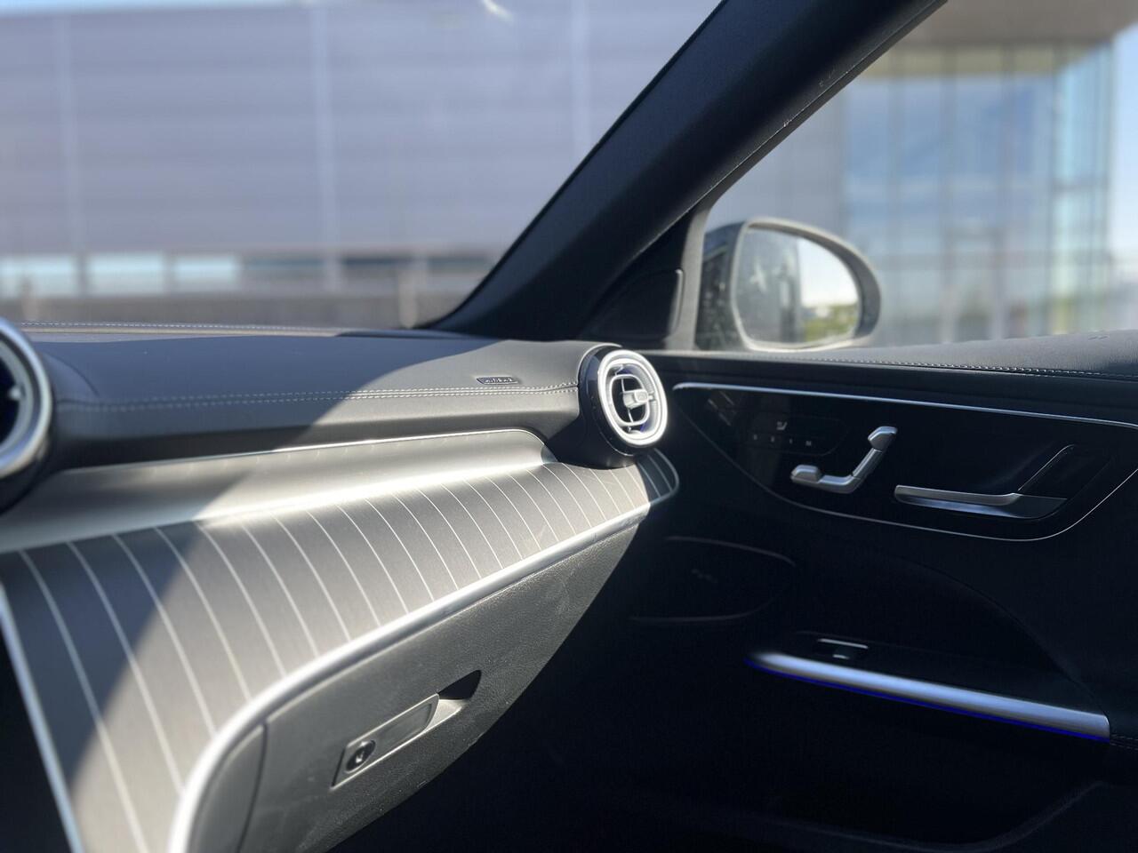 Mercedes-Benz C-KLASSE 300 e | AMG Line | Panoramadak | Trekhaak | Premium Plus | Night Pakket | Winter Pakket | Elektrisch Verstelbare Stoelen + Memory | Head-up Display | 360° Camera | Dodehoekassistent | Stuurverwarming | Stoelverwarming | Sfeerverlichting