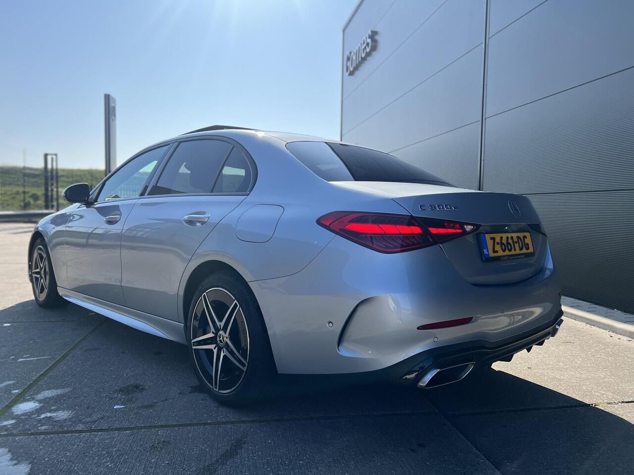 Mercedes-Benz C-KLASSE 300 e | AMG Line | Panoramadak | Trekhaak | Premium Plus | Night Pakket | Winter Pakket | Elektrisch Verstelbare Stoelen + Memory | Head-up Display | 360° Camera | Dodehoekassistent | Stuurverwarming | Stoelverwarming | Sfeerverlichting