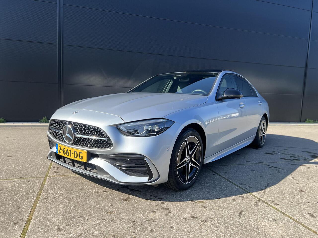 Mercedes-Benz C-KLASSE 300 e | AMG Line | Panoramadak | Trekhaak | Premium Plus | Night Pakket | Winter Pakket | Elektrisch Verstelbare Stoelen + Memory | Head-up Display | 360° Camera | Dodehoekassistent | Stuurverwarming | Stoelverwarming | Sfeerverlichting