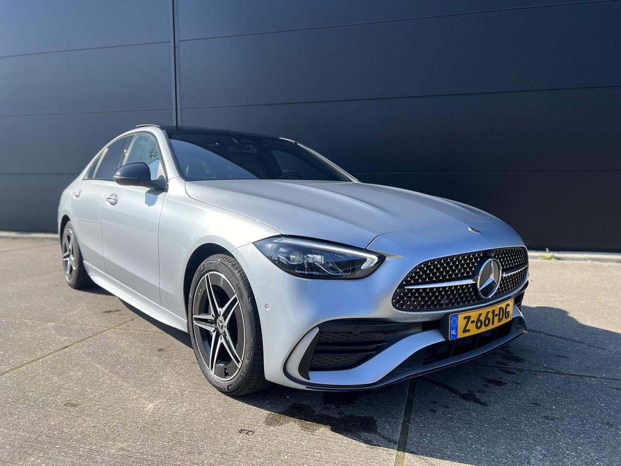 Mercedes-Benz C-KLASSE 300 e | AMG Line | Panoramadak | Trekhaak | Premium Plus | Night Pakket | Winter Pakket | Elektrisch Verstelbare Stoelen + Memory | Head-up Display | 360° Camera | Dodehoekassistent | Stuurverwarming | Stoelverwarming | Sfeerverlichting