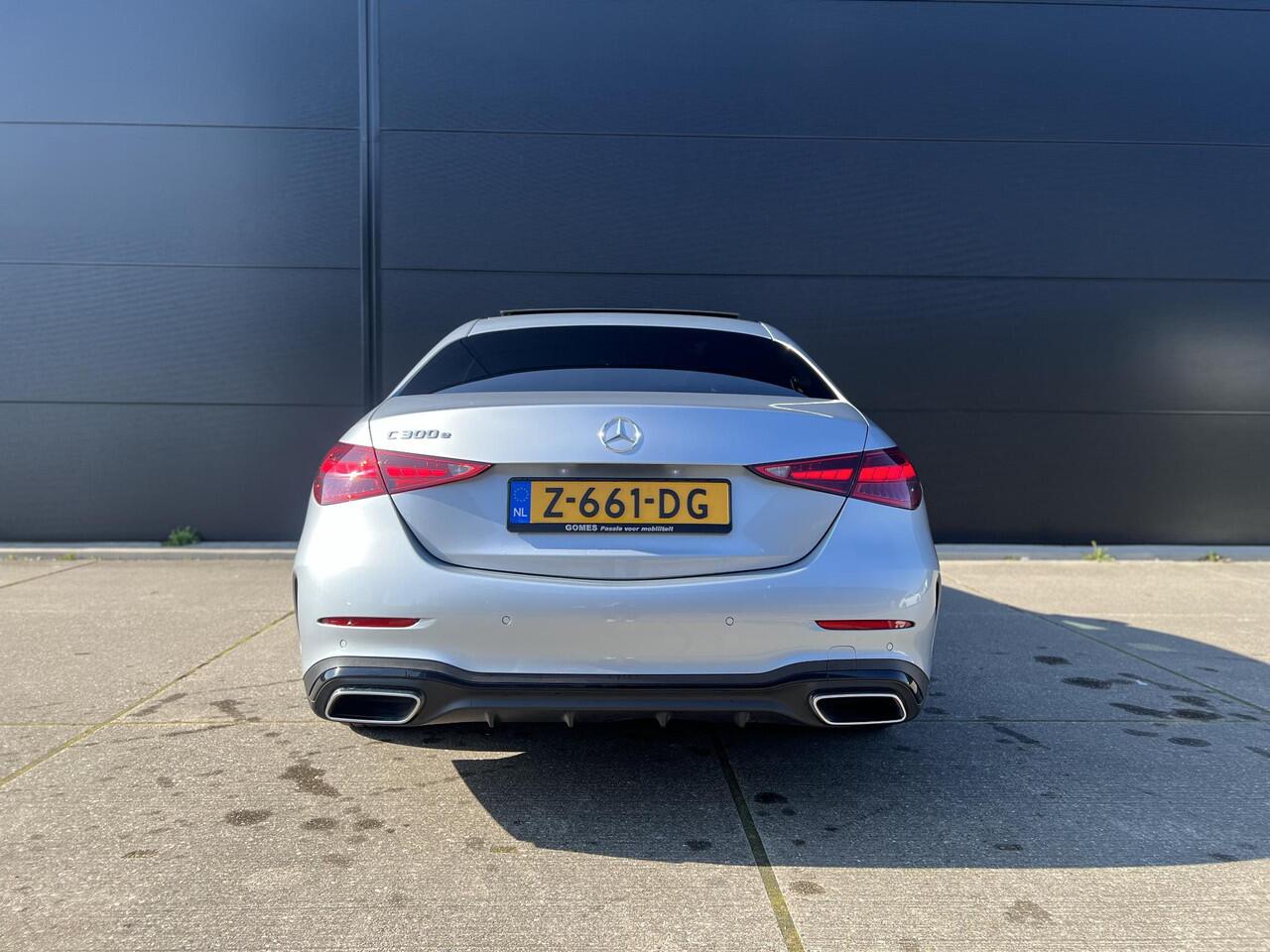 Mercedes-Benz C-KLASSE 300 e | AMG Line | Panoramadak | Trekhaak | Premium Plus | Night Pakket | Winter Pakket | Elektrisch Verstelbare Stoelen + Memory | Head-up Display | 360° Camera | Dodehoekassistent | Stuurverwarming | Stoelverwarming | Sfeerverlichting