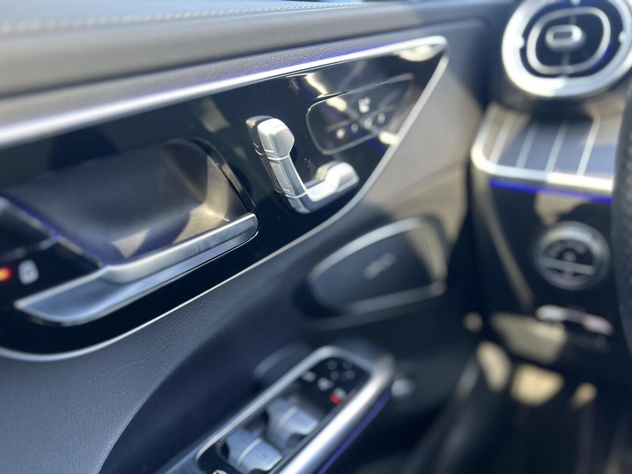Mercedes-Benz C-KLASSE 300 e | AMG Line | Panoramadak | Trekhaak | Premium Plus | Night Pakket | Winter Pakket | Elektrisch Verstelbare Stoelen + Memory | Head-up Display | 360° Camera | Dodehoekassistent | Stuurverwarming | Stoelverwarming | Sfeerverlichting