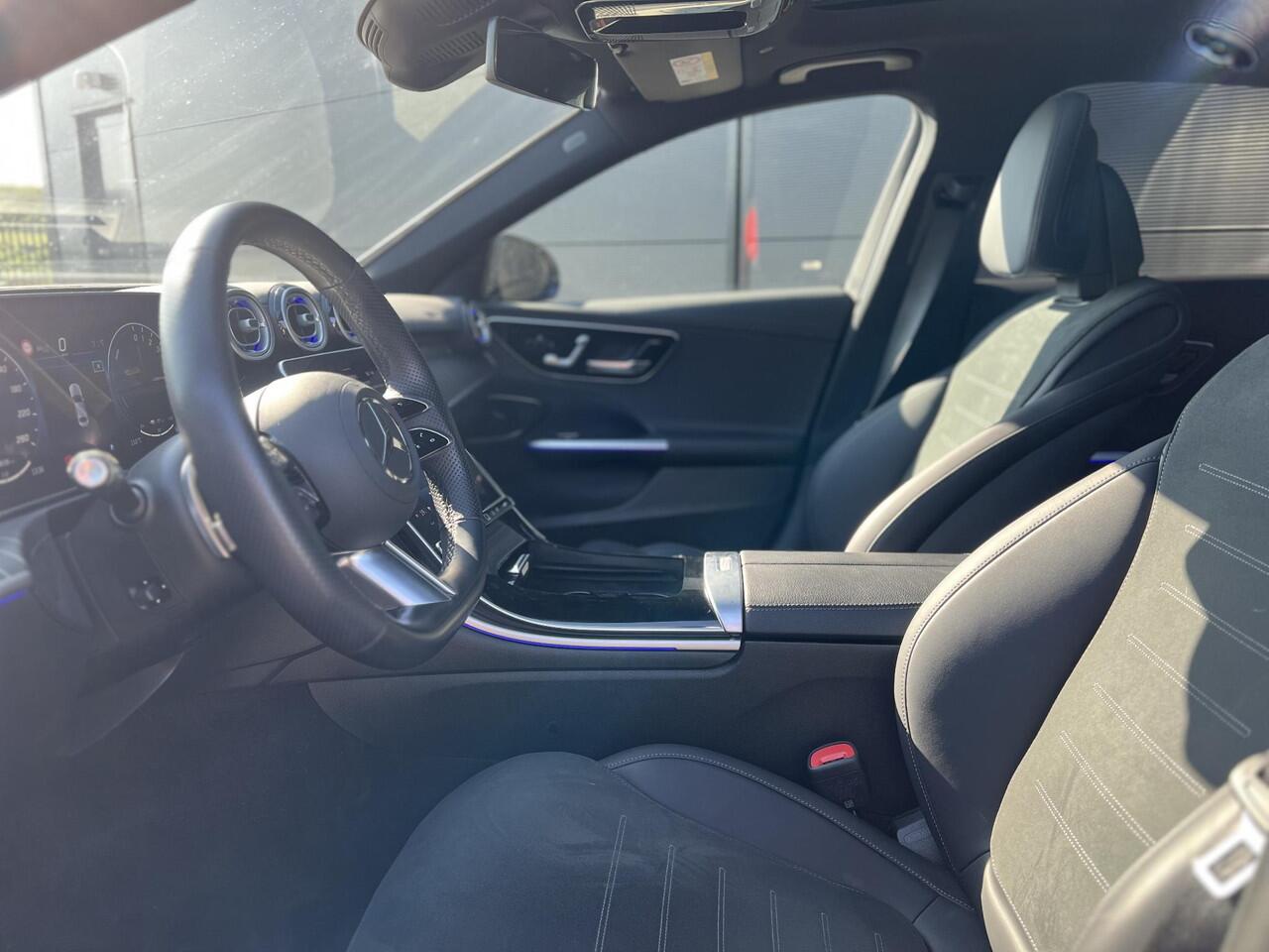Mercedes-Benz C-KLASSE 300 e | AMG Line | Panoramadak | Trekhaak | Premium Plus | Night Pakket | Winter Pakket | Elektrisch Verstelbare Stoelen + Memory | Head-up Display | 360° Camera | Dodehoekassistent | Stuurverwarming | Stoelverwarming | Sfeerverlichting