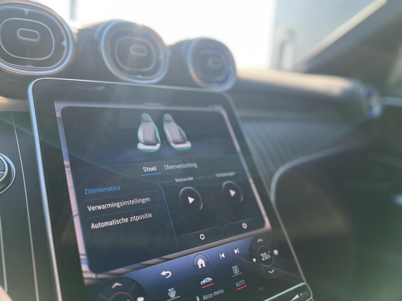 Mercedes-Benz C-KLASSE 300 e | AMG Line | Panoramadak | Trekhaak | Premium Plus | Night Pakket | Winter Pakket | Elektrisch Verstelbare Stoelen + Memory | Head-up Display | 360° Camera | Dodehoekassistent | Stuurverwarming | Stoelverwarming | Sfeerverlichting