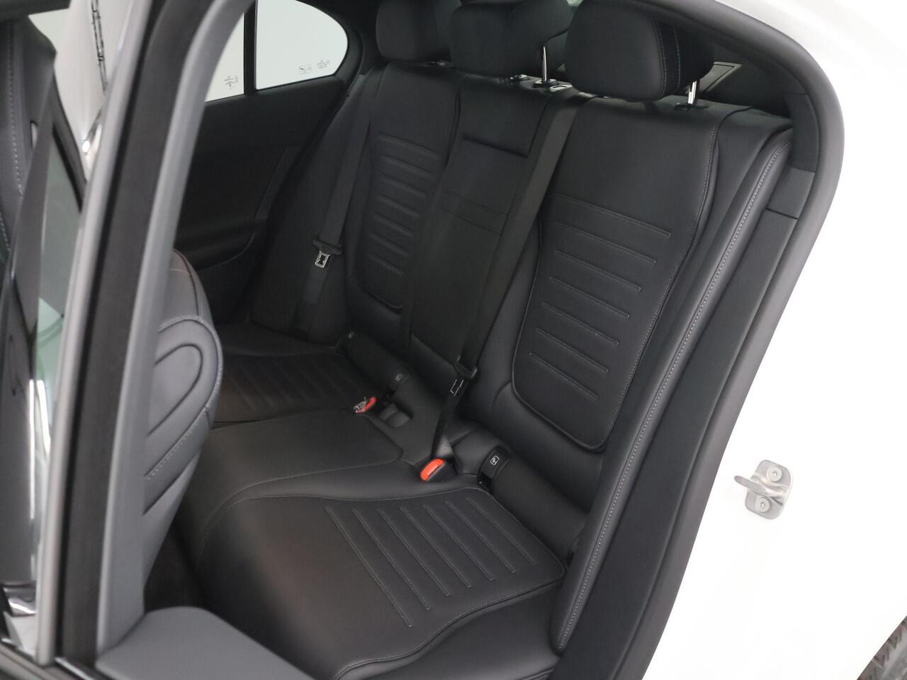 Mercedes-Benz C-KLASSE 180 Business Solution AMG | AMG line Plus | Panoramaschuifdak | Nightpakket | 360 Camera | Head-Up Display |